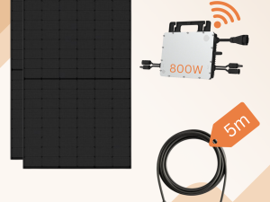 Bild zeigt gesamtes Balkonkraftwerk Set mit Wechselrichter, PV Module und Kabel